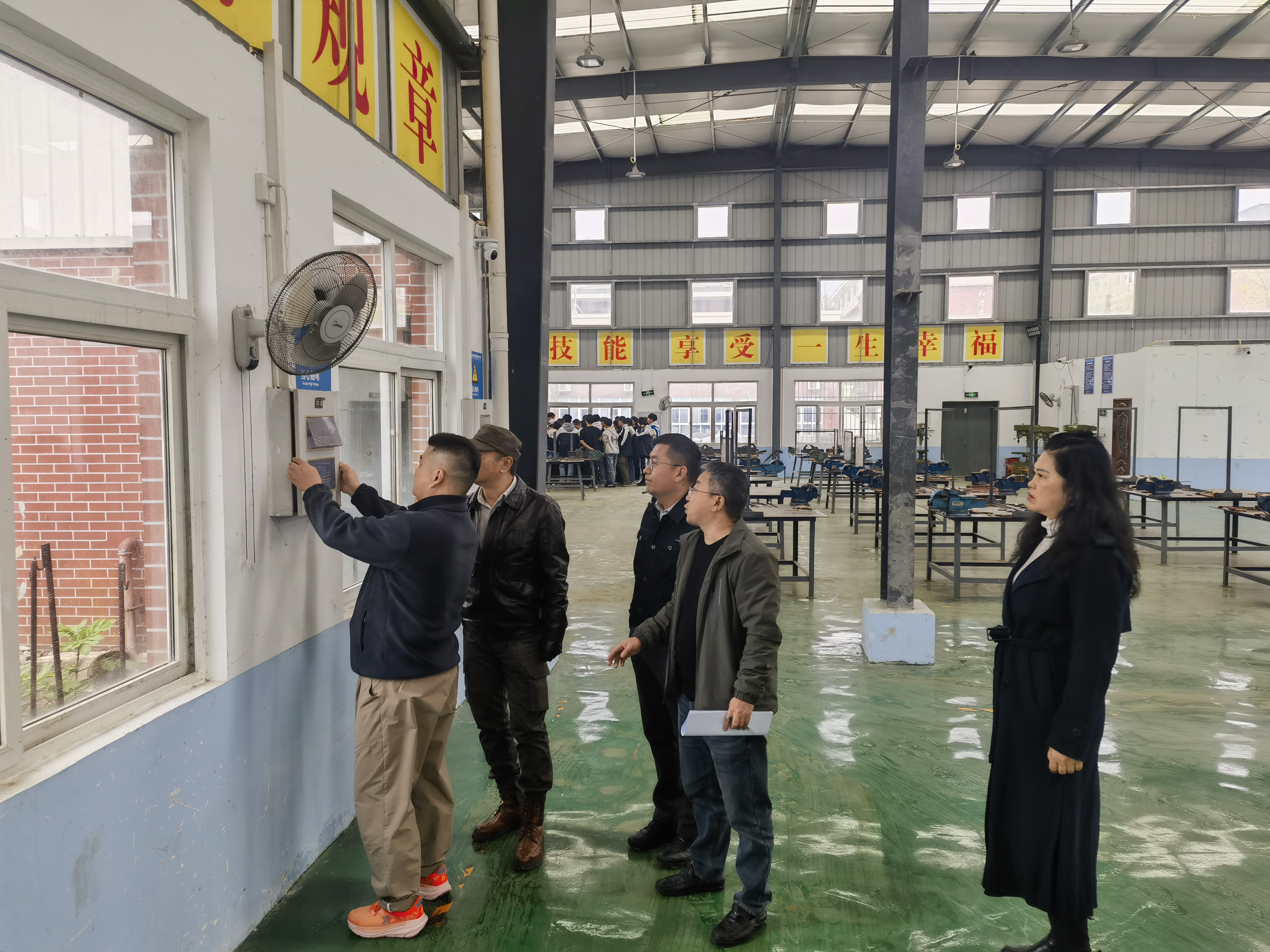 重庆城市建设技师学院开展危化品库房及实训室安全专项检查